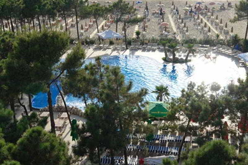 Dolce Vita Hotel Kryemedhej Exterior photo