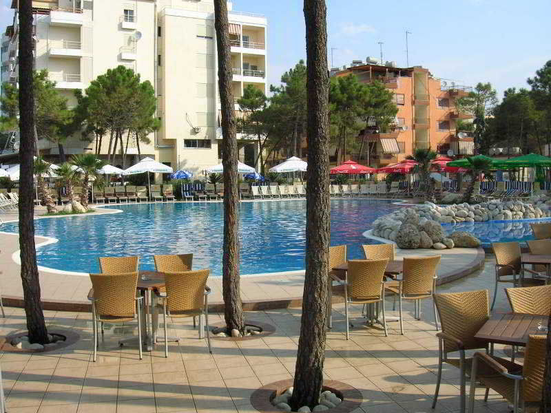 Dolce Vita Hotel Kryemedhej Exterior photo