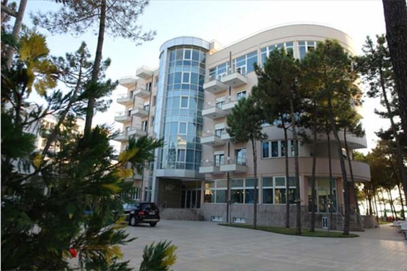 Dolce Vita Hotel Kryemedhej Exterior photo