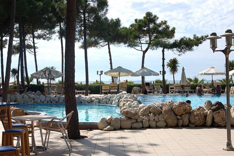 Dolce Vita Hotel Kryemedhej Exterior photo
